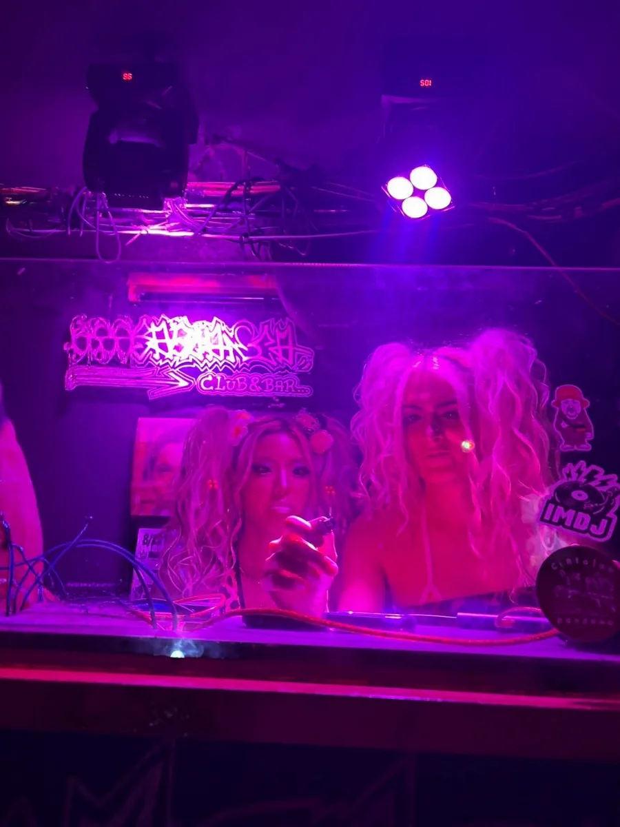 DJブースでプレイするふたり
